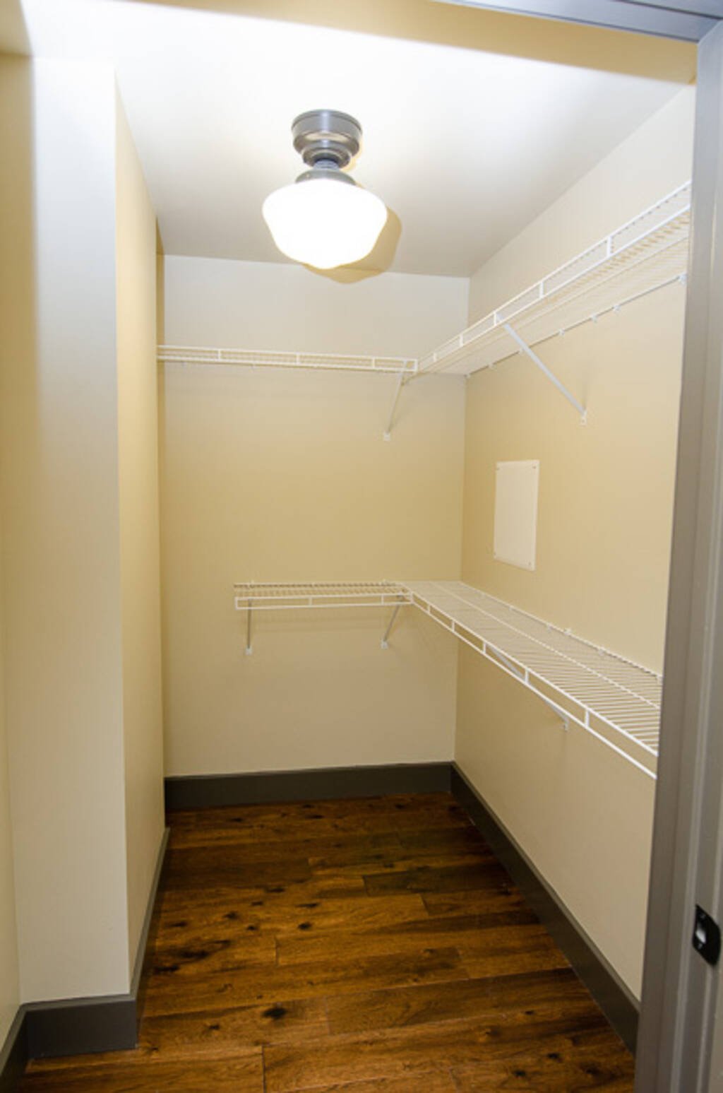 LOFT 2E WALK-IN CLOSET WITH WHITE SHELVES 